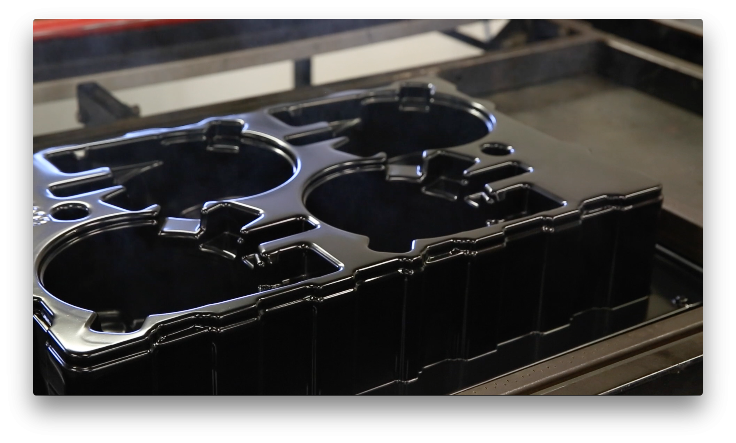 Plateau en plastique thermoformé sur une machine de thermoformage