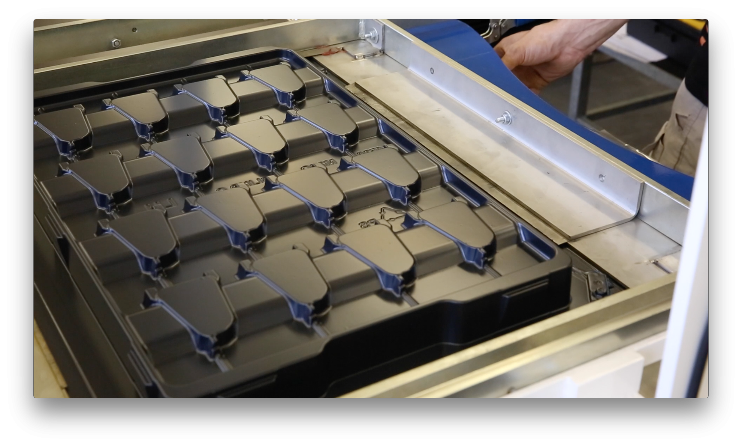 Barquettes en plastique thermoformées sur une machine de thermoformage Formech